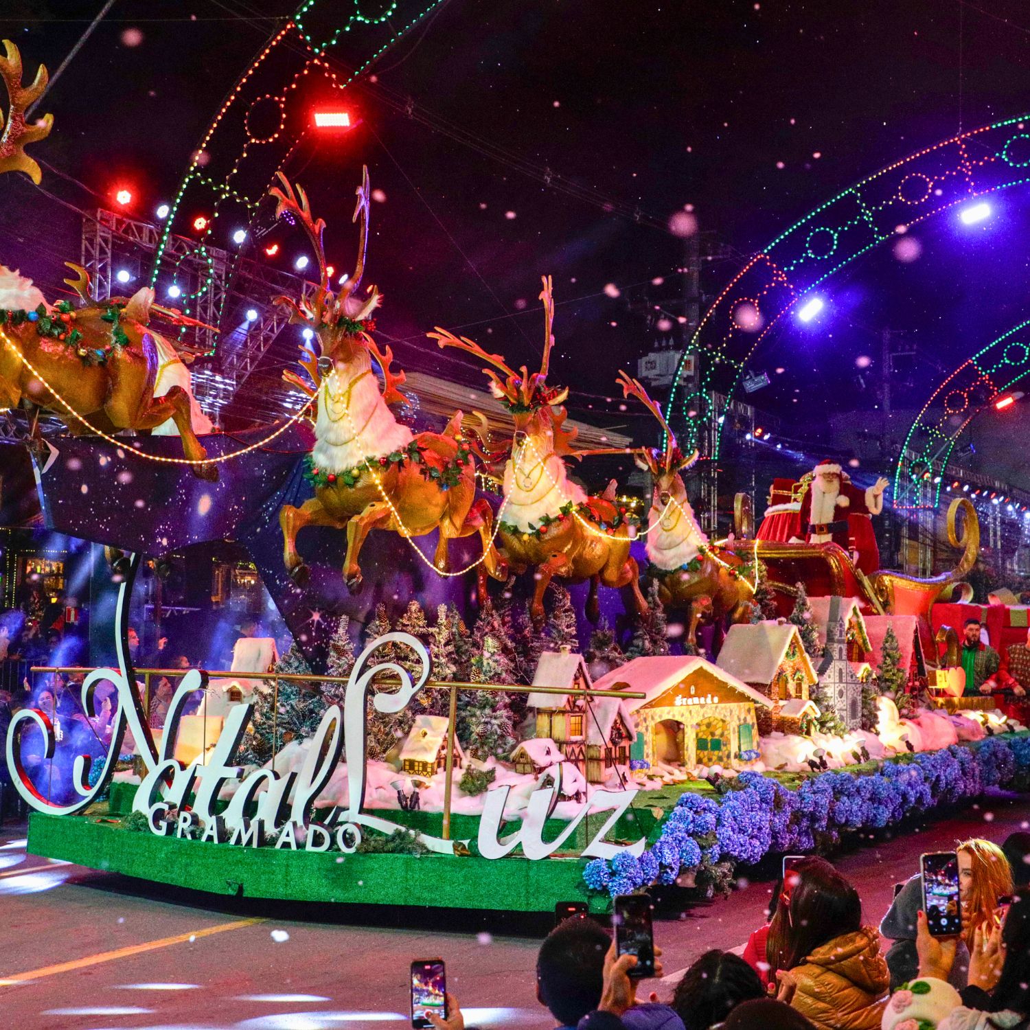 Papai Noel com o seu trenó e as renas na Avenida das Hortênsias durante O Grande Desfile de Natal no Natal Luz Gramado 2024 - Foto: Cleiton Thiele